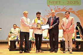 Students Honored by Yuvodaya After Clearing NEET and JEE