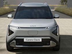 Kia Carens Clavis EV vs Toyota Innova Hycross: Hybrid or EV?