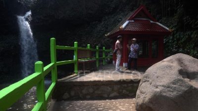 Pengunjung Bersejarah di Curug Dago Diperbarui
