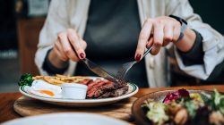 LongHorn vs Texas Roadhouse: Which Steakhouse Wins?