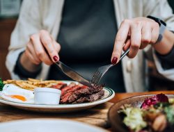 LongHorn vs Texas Roadhouse: Which Steakhouse Wins?