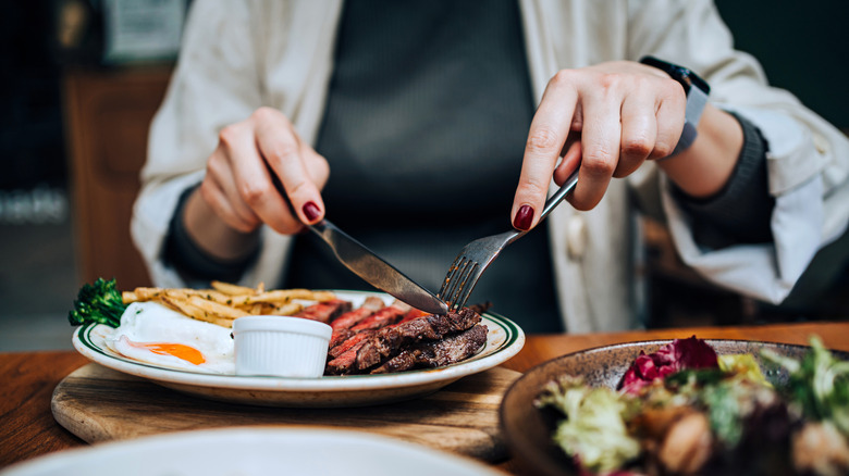 LongHorn vs Texas Roadhouse: Which Steakhouse Wins?