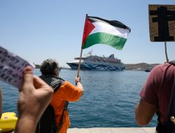 Protesters Halt Israeli Ship in Greece