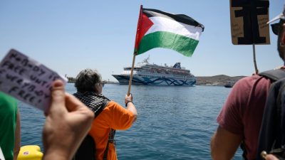Protesters Halt Israeli Ship in Greece
