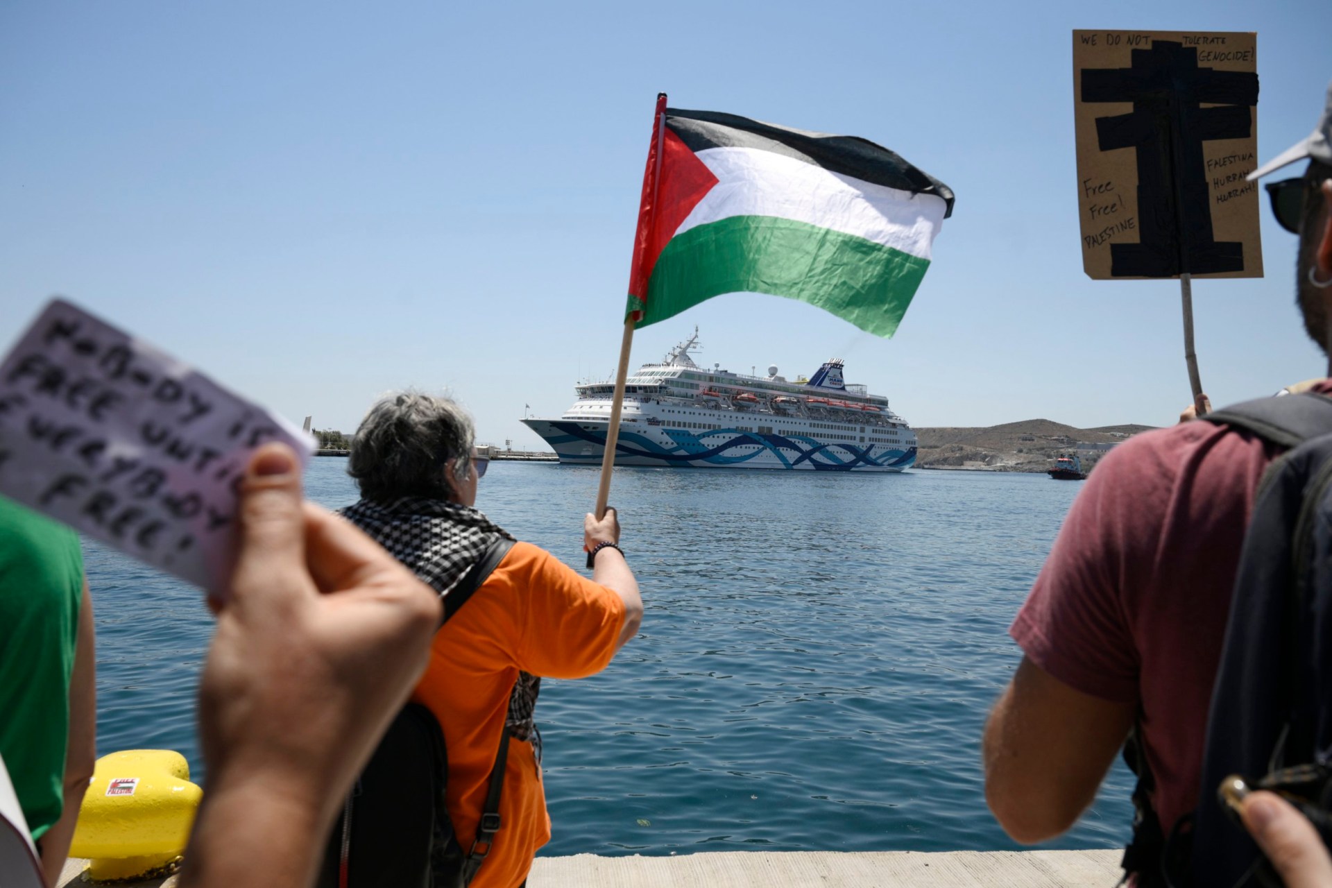 Protesters Halt Israeli Ship in Greece