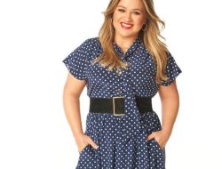 Kelly Clarkson Returns to *The Voice* for Season 26 Kelly Clarkson Returns to *The Voice* for Season 26