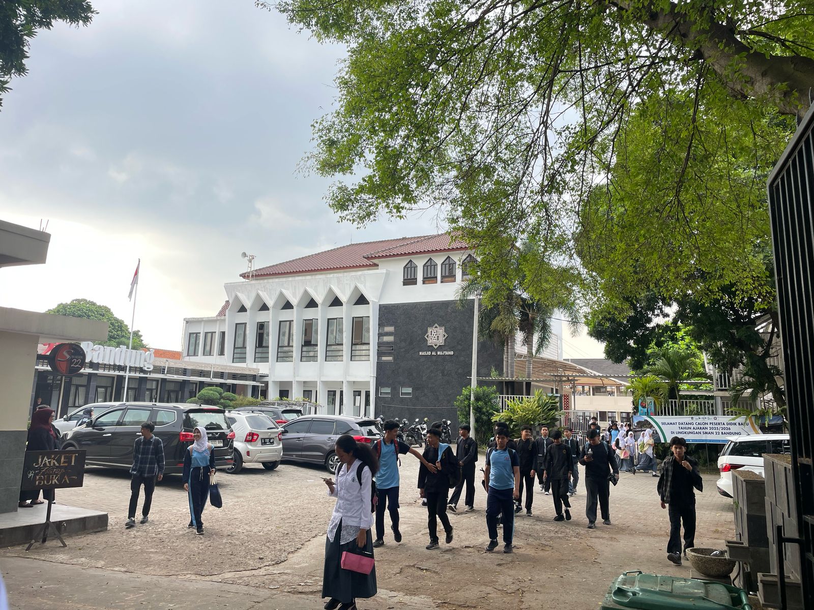 SMA Negeri 22 Bandung Terapkan KDM: Tarik Meja dan Kursi dari Aula, Guru Hadapi Tantangan Baru
