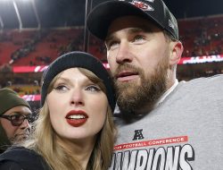 Travis Kelce’s Phone Lock Screen Sparks Taylor Swift Speculation Travis Kelce’s Phone Lock Screen Sparks Taylor Swift Speculation