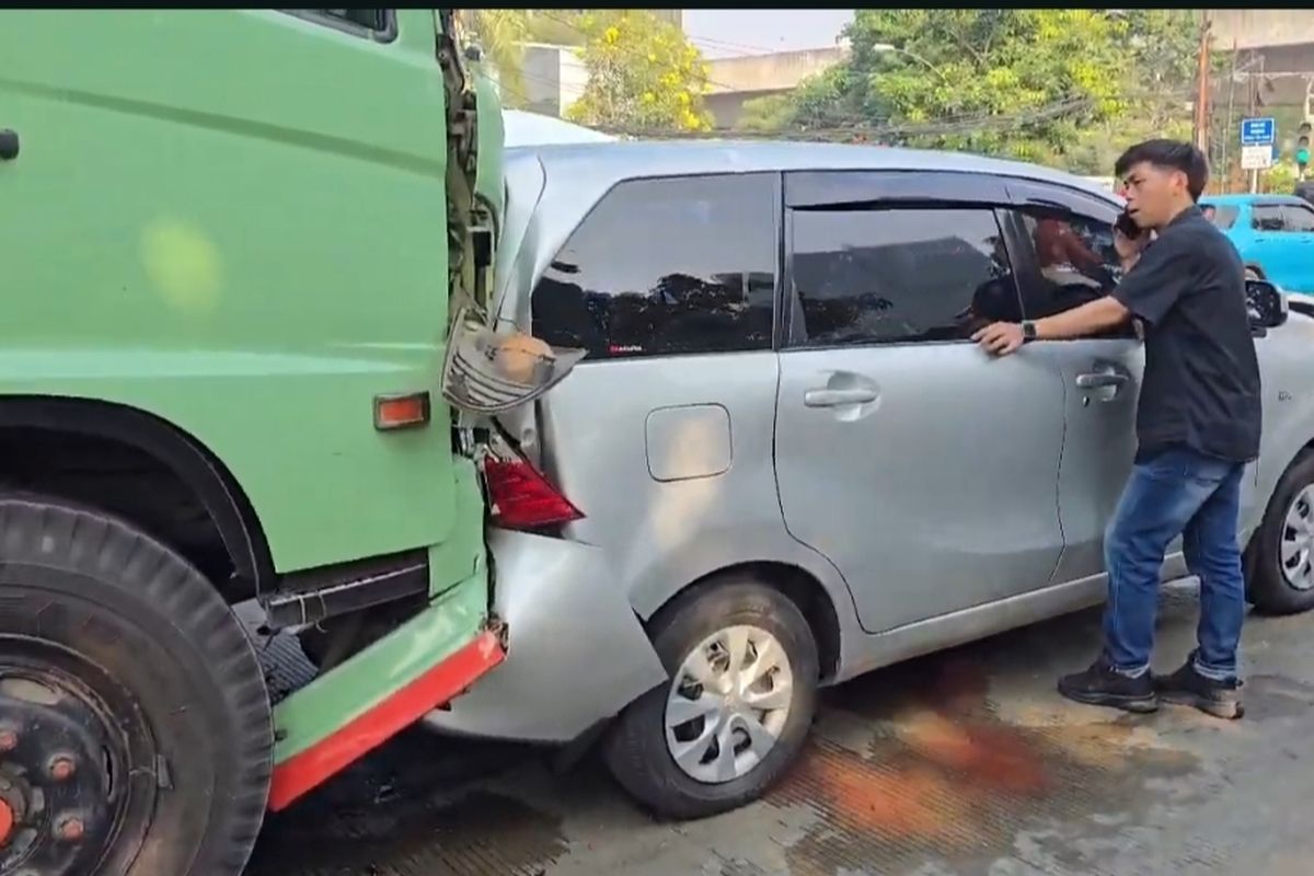 Jumat Pagi Mencekam di Pulogadung, 9 Mobil dan 5 Motor Tertabrak Akibat Dorongan Besar dari Belakang