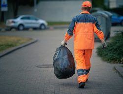 24-Year-Old Dropped Out to Be a Garbage Man — Calls It a ‘Solid Job’ but Feels Shame — Asks, ‘Should I Be Embarrassed?’