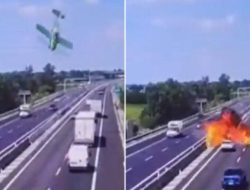 Mengerikan, Detik-detik Pesawat Jatuh di Jalan Tol Italia Terekam Kamera, Dua Orang Tewas Mengerikan, Detik-detik Pesawat Jatuh di Jalan Tol Italia Terekam Kamera, Dua Orang Tewas