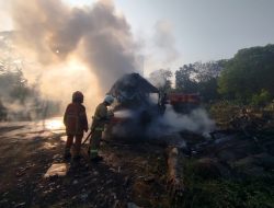 Truk Tronton Bekas Kebakaran di Jalan Tol Jasa Marga Truk Tronton Bekas Kebakaran di Jalan Tol Jasa Marga
