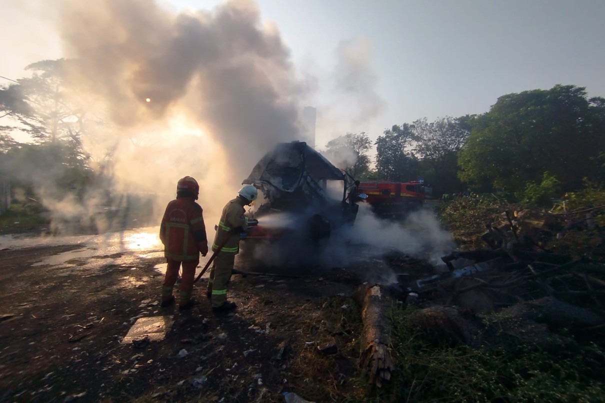 Truk Tronton Bekas Kebakaran di Jalan Tol Jasa Marga