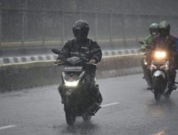 Perhatikan Ini Saat Berkendara Motor Saat Hujan Angin