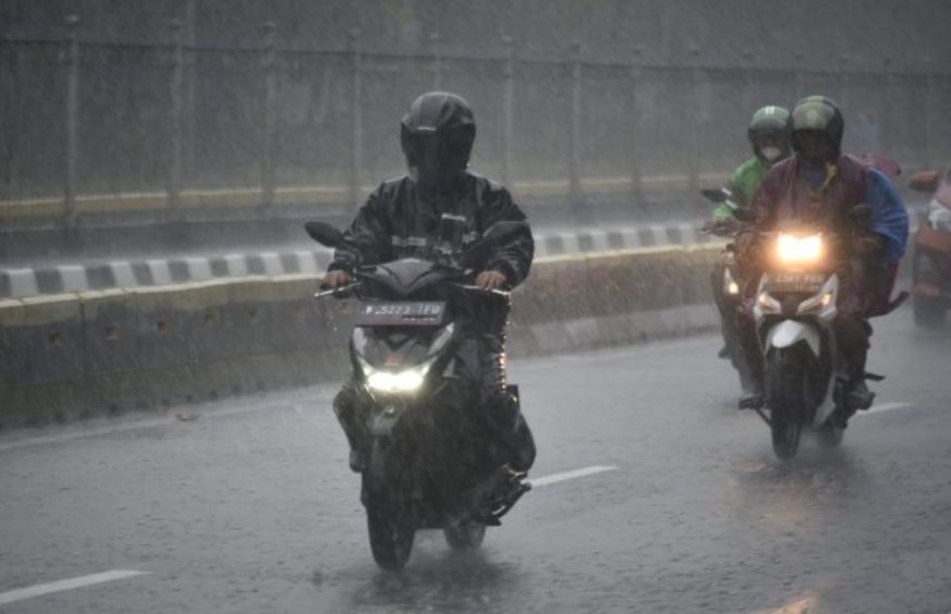 Perhatikan Ini Saat Berkendara Motor Saat Hujan Angin