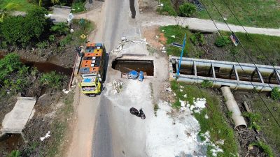 Jalan Dumai-Pakning Nyaris Putus