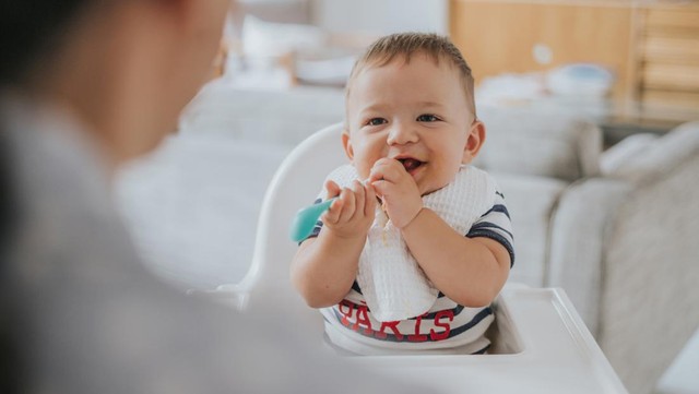 Tentu! Berikut rephrasenya dalam Bahasa Indonesia yang lebih menarik dan tetap menjaga makna:

**5 Tanda Bayi Siap MPASI, Jangan Terburu-buru Bun!**

Jika ingin nuansa yang sedikit lebih informatif dan tetap catchy:

**Kenali 5 Tanda Bayi Siap MPASI, Jangan Gegabah Bun!**

Atau versi yang lebih singkat lagi:

**5 Tanda Bayi Siap MPASI – Pastikan Sebelum Memberi!**

Ingin saya sesuaikan dengan gaya tertentu (misalnya untuk artikel, video YouTube, atau media sosial)?