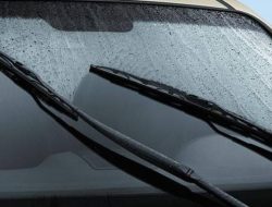Wiper Mobil Bekas Masih Bagus? Cek Tanda-Tandanya! Wiper Mobil Bekas Masih Bagus? Cek Tanda-Tandanya!