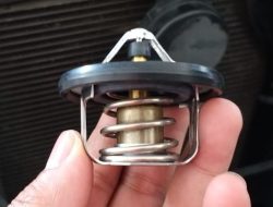 Mesin Mobil Overheat, Jangan Copot Thermostat! Ini Akibatnya Mesin Mobil Overheat, Jangan Copot Thermostat! Ini Akibatnya