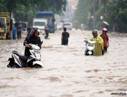 Jakarta Diserbu Banjir dan Rob, 102 RT Masih Terendam Jakarta Diserbu Banjir dan Rob, 102 RT Masih Terendam