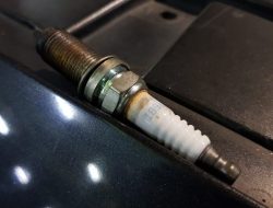 Akhirnya Terungkap: Makna Warna Busi pada Mobil Bekas Karburator