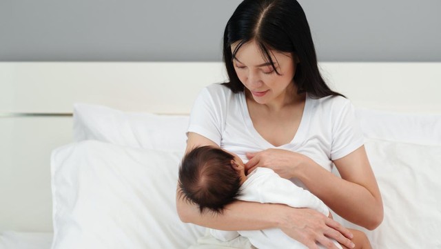 10 Makanan yang Harus Dihindari Ibu Menyusui untuk ASI Lancar