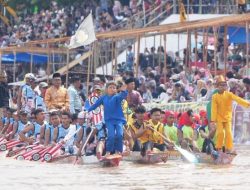 Pacu Jalur Go Global! Tarian Anak di Atas Perahu Kuansing Bikin Heboh hingga Amerika Pacu Jalur Go Global! Tarian Anak di Atas Perahu Kuansing Bikin Heboh hingga Amerika