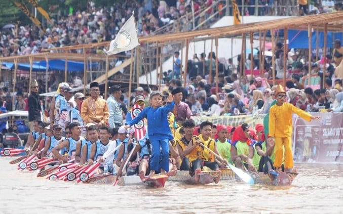 Pacu Jalur Go Global! Tarian Anak di Atas Perahu Kuansing Bikin Heboh hingga Amerika