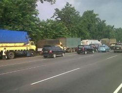 Hanya Parkir, Ini Alasan Truk Sering Berhenti di Bahu Jalan Tol Hanya Parkir, Ini Alasan Truk Sering Berhenti di Bahu Jalan Tol