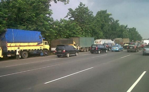 Hanya Parkir, Ini Alasan Truk Sering Berhenti di Bahu Jalan Tol