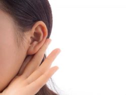 5 Kebiasaan Berbahaya yang Merusak Pendengaran