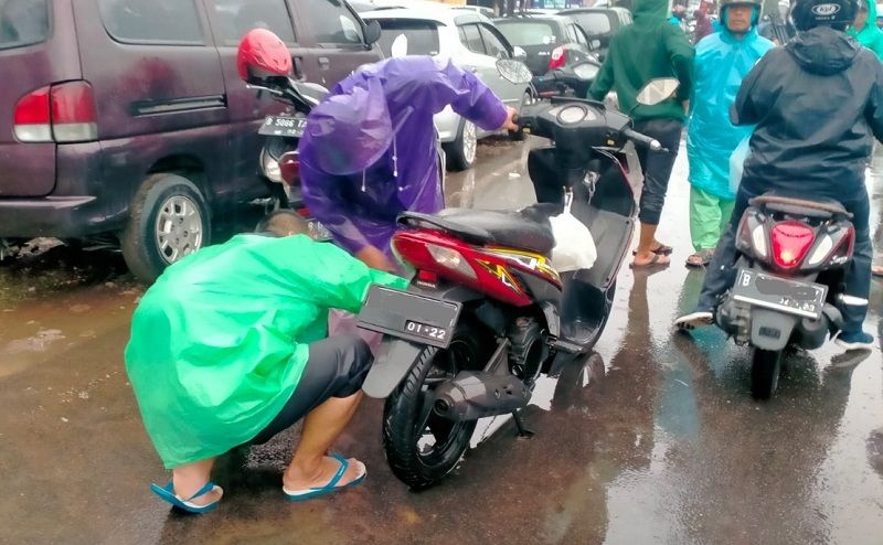 Perlu Tahu, Cara Mengatasi Motor Mogok Akibat Banjir