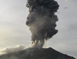 Gunung Ibu Erupsi 3 Kali, Kolom Abu Capai 500 Meter