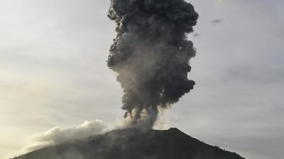 Gunung Ibu Erupsi 3 Kali, Kolom Abu Capai 500 Meter