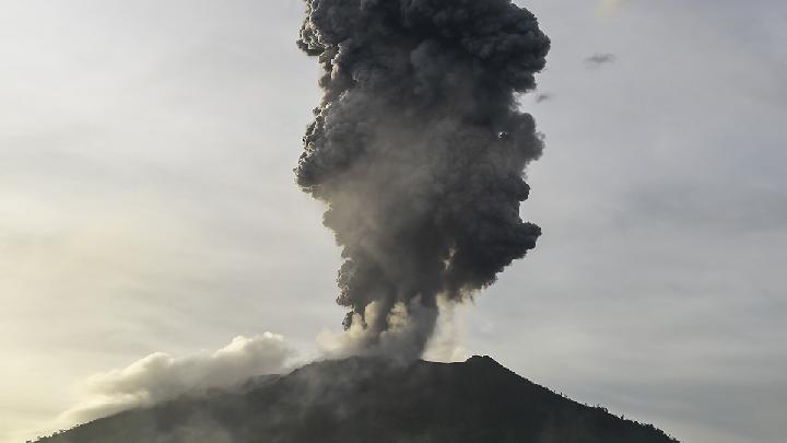 Gunung Ibu Erupsi 3 Kali, Kolom Abu Capai 500 Meter