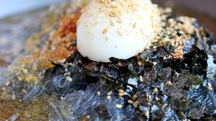 Naengmyeon: Hidangan Segar untuk Mengusir Panas di Korea