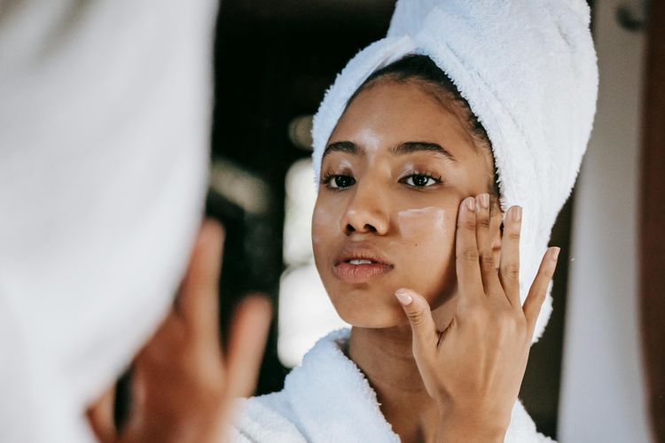 Urutan Skincare Pagi yang Efektif, Cukup 5 Produk!