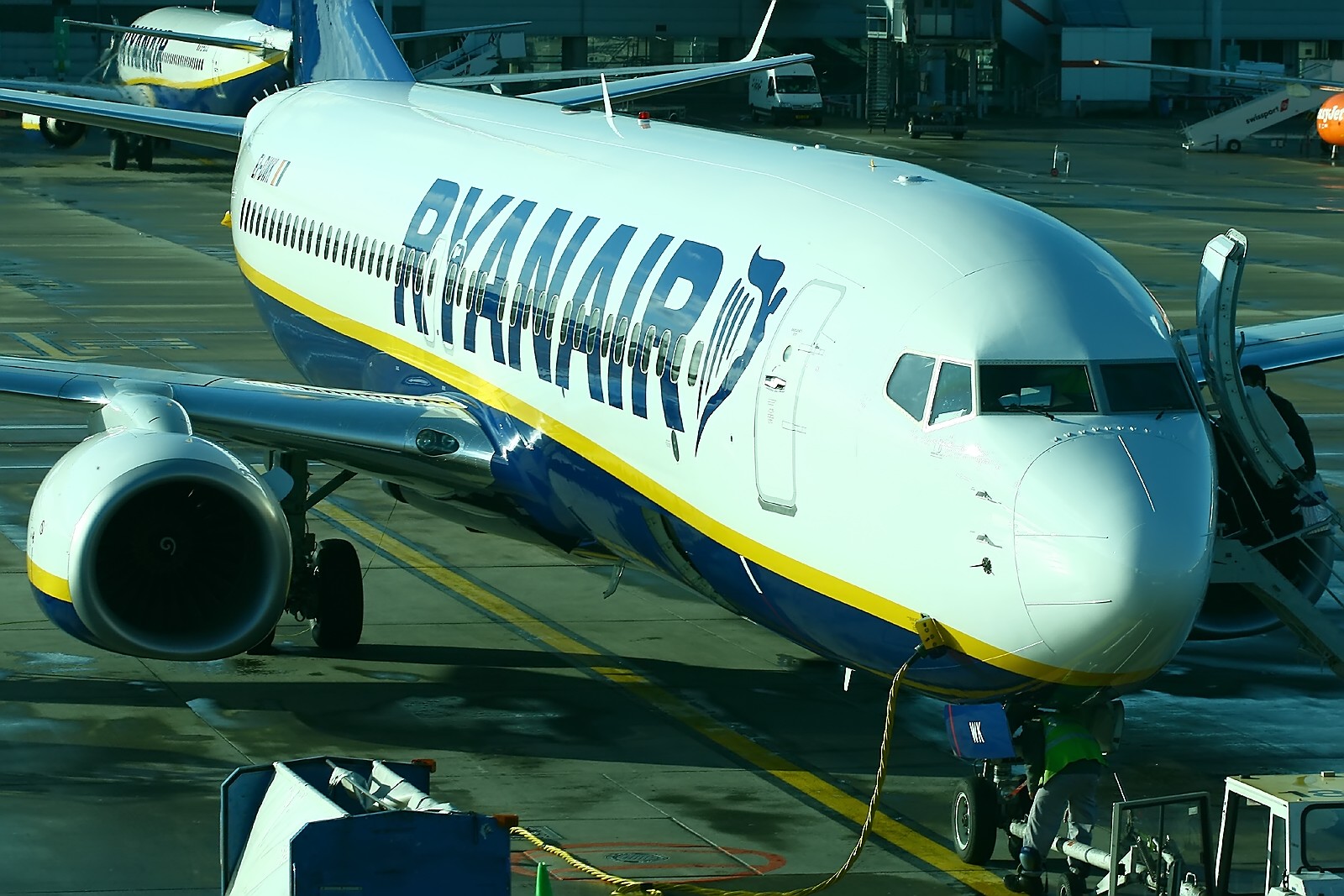 Ryanair admits staff took commission for oversized bag fees
