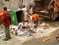 LASG tackles waste violator, demolishes drainage-blocking shops LASG tackles waste violator, demolishes drainage-blocking shops