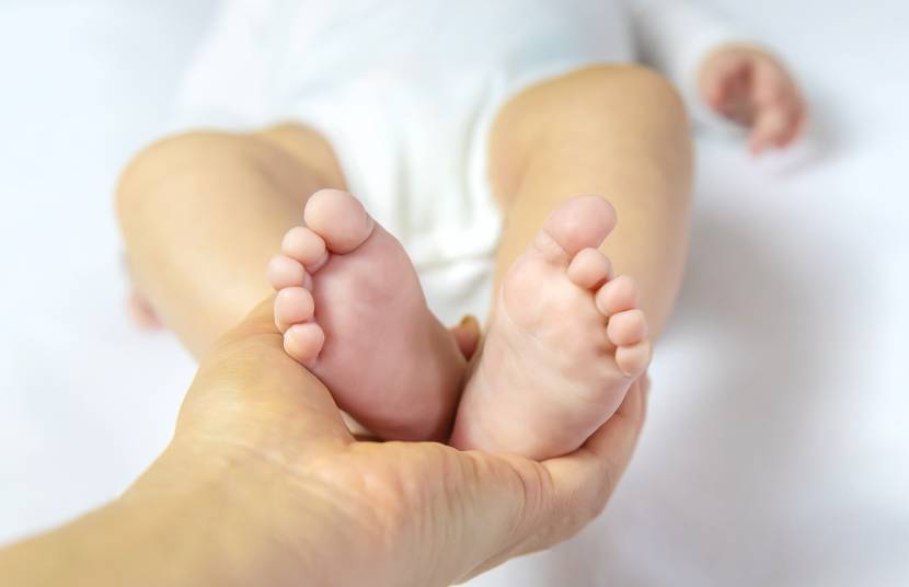 Bukan Hanya Genetik, Ini Penyebab Kaki Pengkor pada Bayi Baru Lahir