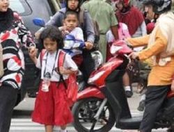 Hari Pertama Sekolah, Orang Tua di Bener Meriah Antarkan Anak Hari Pertama Sekolah, Orang Tua di Bener Meriah Antarkan Anak