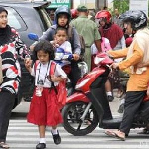 Hari Pertama Sekolah, Orang Tua di Bener Meriah Antarkan Anak
