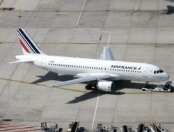 Second Day of Travel Chaos as French Air Traffic Controllers Strike Second Day of Travel Chaos as French Air Traffic Controllers Strike