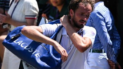 Medvedev Stuns Wimbledon Crowd with Shock Early Exit