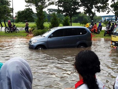 Cuaca Nggak Nentu, Mobil Kena Banjir? Ini yang Harus Kamu Lakukan Biar Gak Boncos!