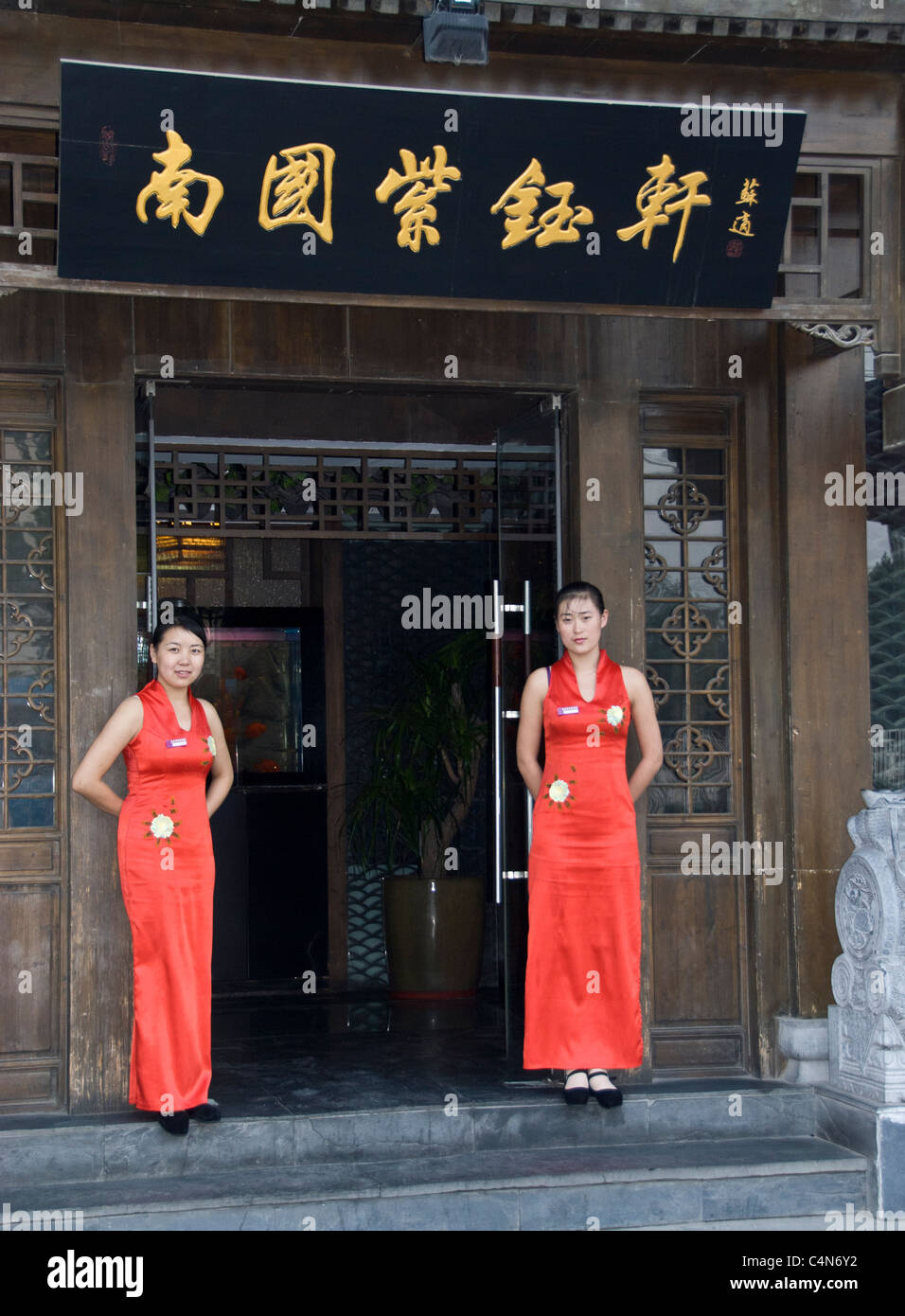 Chinese Woman Pursues Acting Dream as Waitress in Beijing Despite UK Film Degree