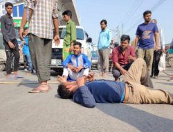 CNG Drivers Block Road Outside BRTA Causing Traffic Jam in Mohakhali-Uttara CNG Drivers Block Road Outside BRTA Causing Traffic Jam in Mohakhali-Uttara
