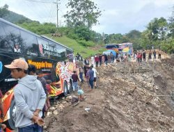 Penyebab Jalan Amblas di Enrekang, Bus Terlambat 6 Jam ke Toraja Penyebab Jalan Amblas di Enrekang, Bus Terlambat 6 Jam ke Toraja