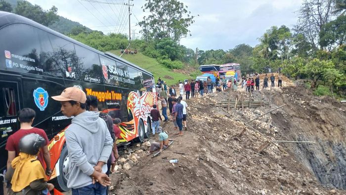Penyebab Jalan Amblas di Enrekang, Bus Terlambat 6 Jam ke Toraja