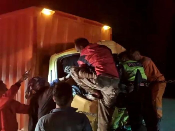 Bus Tabrak Truk di Tol Cipularang, Sopir Terjepit 1 Jam, Kernet Tewas
